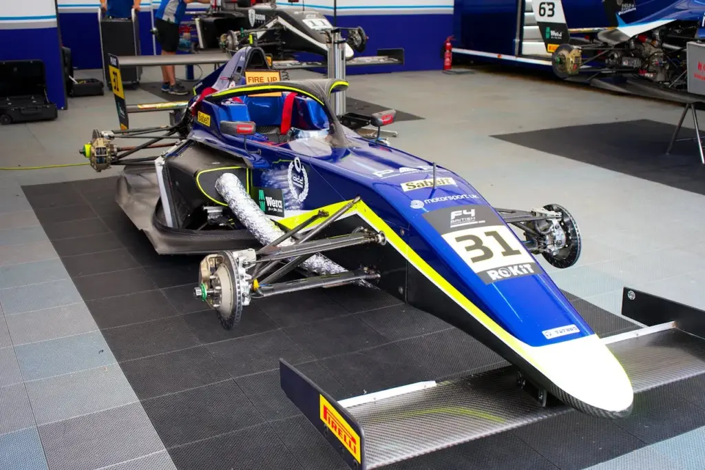 Vehículo de Fórmula 4 en preparación mecánica en taller de competición